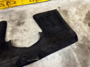 DYWAN WYKŁADZINA FOTELI ZA FOTELAMI TYŁ CHEVROLET CORVETTE C5 97-04