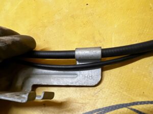 KOMPLET LINKA CIĘGNO OTWARCIA MASKI HAMULCA RĘCZNEGO PRAWA FORD MUSTANG VI