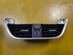 ŚRODKOWA KRATKA NAWIEWU CHROM FORD FIESTA MK8