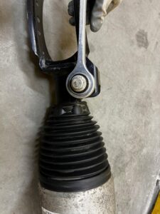 AMORTYZATOR PNEUMATYCZNY MIECH PRZÓD PRAWY PORSCHE CAYENNE II 7P5 GTS