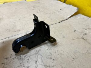 UCHWYT MOCOWANIE OPARCIA FOTELA KANAPY TYŁ ŚRODKOWY PRAWY PORSCHE MACAN 95B