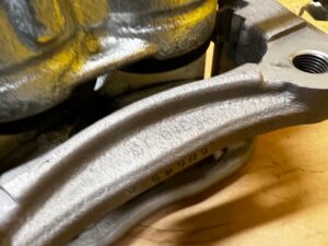 ZACISK HAMULCOWY PRZÓD LEWY LAND ROVER DEFENDER II L663