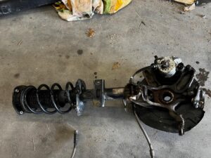 ZWROTNICA AMORTYZATOR MCPHERSON SPRĘŻYNA LEWA SKODA SCALA 1.0 TSI