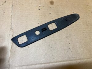 USZCZELKA RELINGU DACHOWEGO PRZÓD PRAWA NISSAN X-TRAIL III T32