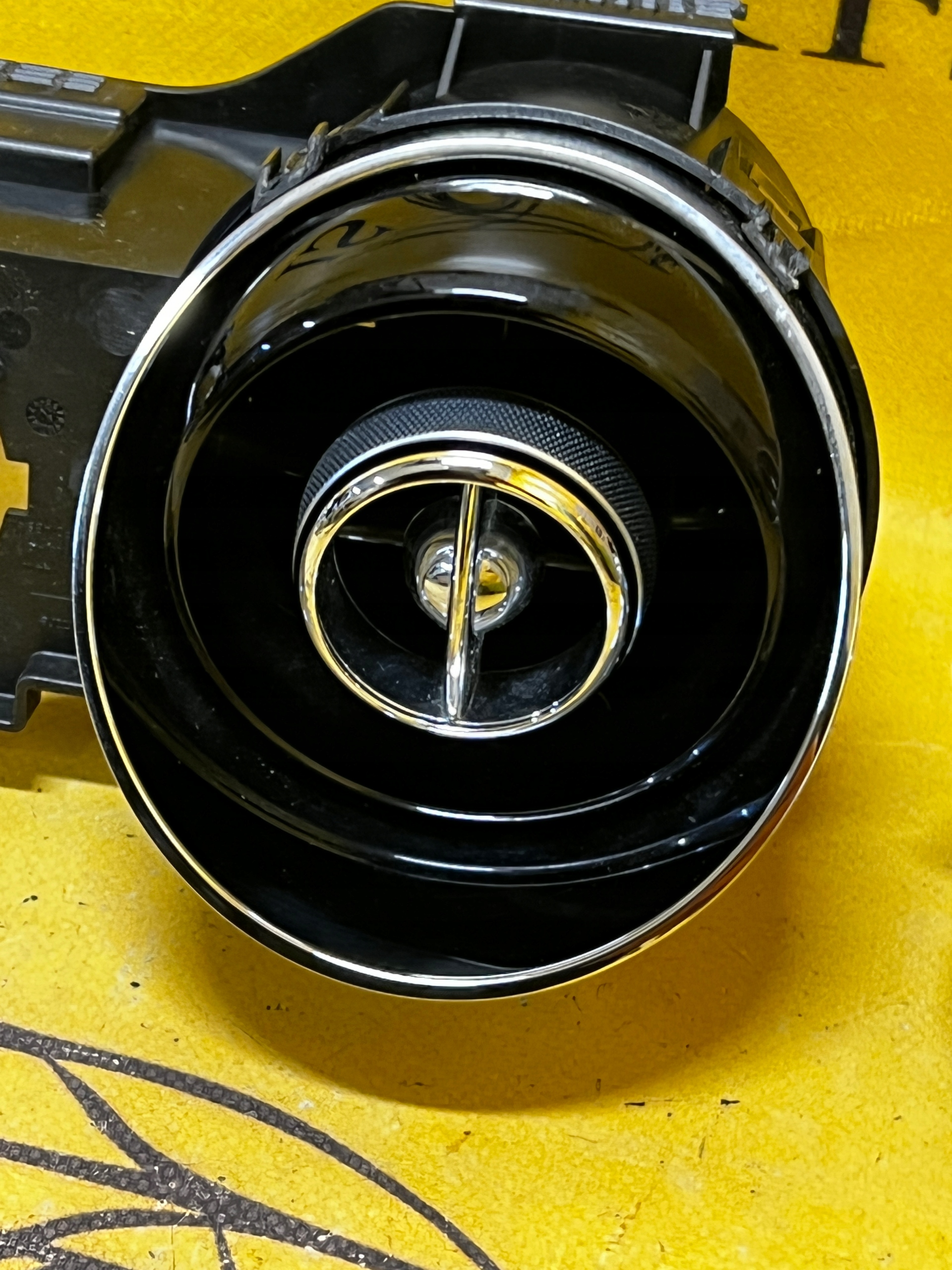 ŚRODKOWE KRATKI NAWIEWU DESKI JAGUAR XJ X351 09-19