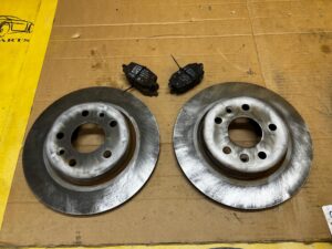 KOMPLET TARCZE KLOCKI HAMULCOWE PRZÓD TYŁ NISSAN QASHQAI III J12 1.5 B