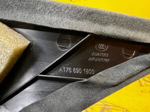 OSŁONA SŁUPKA PRAWY PRZÓD MERCEDES W176 ALCANTARA