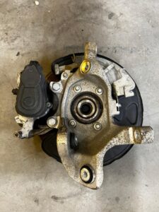 PIASTA ZWROTNICA ZACISK TYŁ LEWY MERCEDES E-KLASA W213 KOMBI