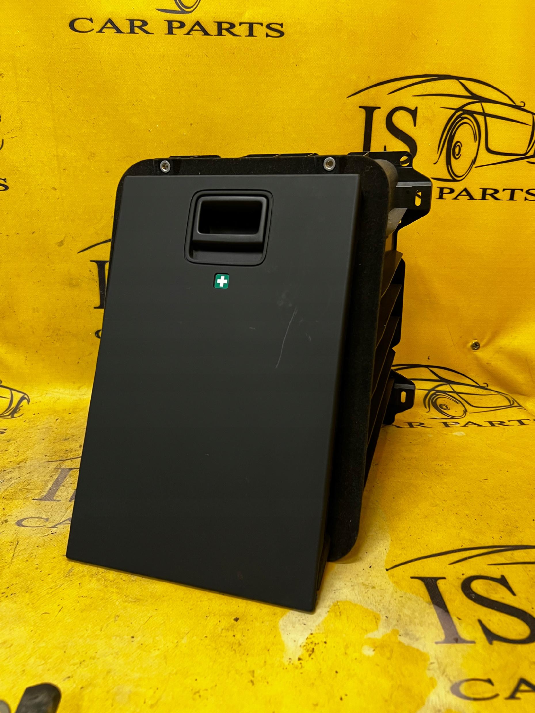 SCHOWEK SKRYTKA NA APTECZKĘ AUDI A8 D4