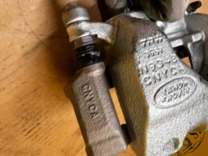 ZACISK HAMULCOWY PRZÓD PRAWY LAND ROVER DEFENDER II L663