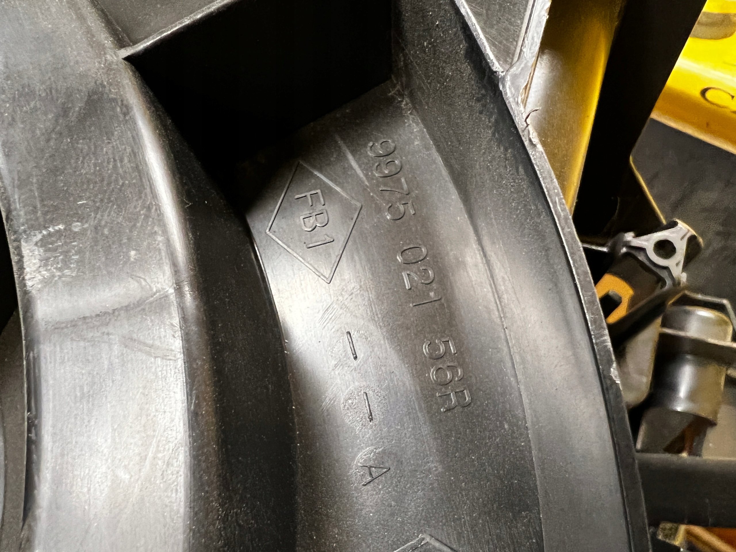 MOCOWANIE KOŁA WKŁAD BAGAŻNIKA RENAULT MEGANE IV