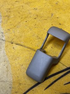 OSŁONA ZAŚPLEPKA MOCOWANIA PASÓW BEZPIECZEŃSTWA PRZÓD TOYOTA HILUX VIII 8