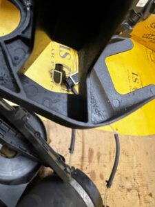 UCHWYT CZUJNIKA ABS TYŁ PRAWY MERCEDES GL X166