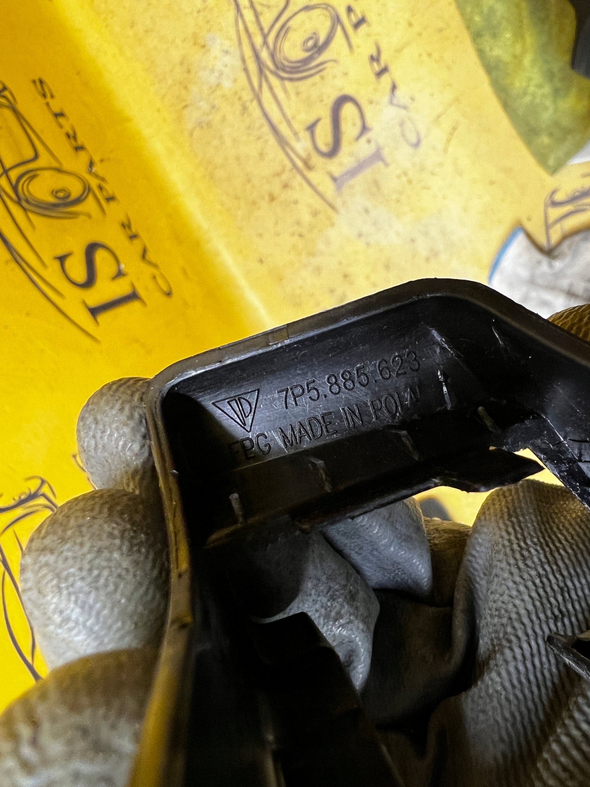 OSŁONA PLASTIK ZAŚLEPKA SZYNY FOTELA PORSCHE CAYENNE II 7P5 LIFT 92A