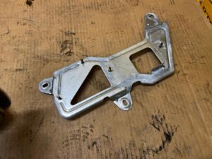 WSPORNIK MOCOWANIE UCHWYT STEROWNIKA HAMULCA POSTOJOWEGO MERCEDES GL X166