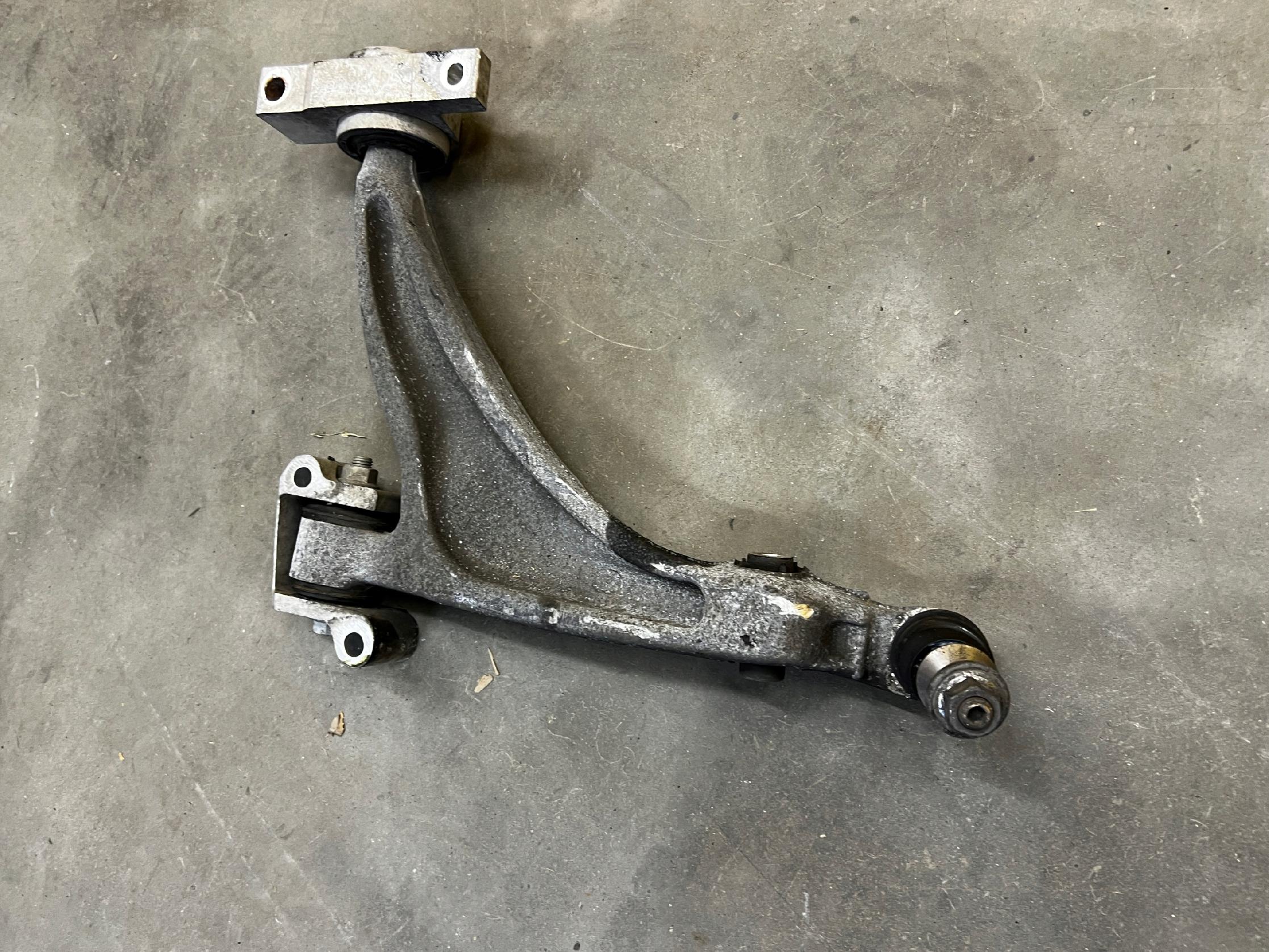 WAHACZ PRZÓD PRZEDNI PRAWY DOLNY VOLVO XC90 II