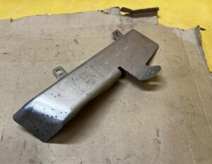 PŁYTA OSŁONA PODWOZIA PRZEWODÓW PALIWA PORSCHE MACAN 95B