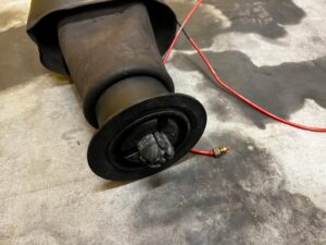 KOMPLET MIECHY MIECH TYŁ TYLNY PNEUMATYCZNY PRAWY LEWY BMW 5 F11