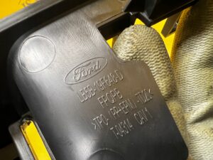 KRATKA NAWIEWU ŚRODKOWA LISTWA DEKOR DESKI KONSOLI FORD EXPLORER VI MK6