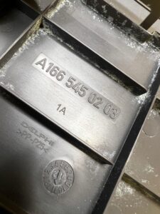 POKRYWA OSŁONA OBUDOWA SKRZYNKI BEZPIECZNIKÓW MERCEDES GL X166