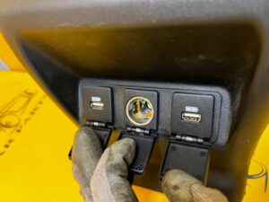 OSŁONA PANEL TYLNY KRATKA TUNELU ŚRODKOWEGO RANGE ROVER EVOQUE II L551