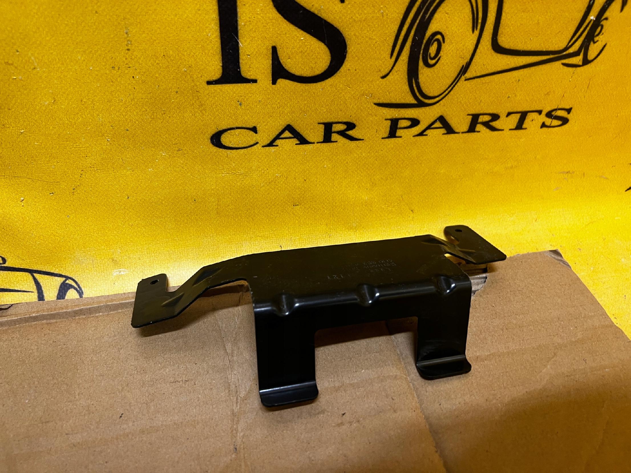 UCHWYT MOCOWANIE WSPORNIK WYKŁADZINY AUDI A8 D5 4N