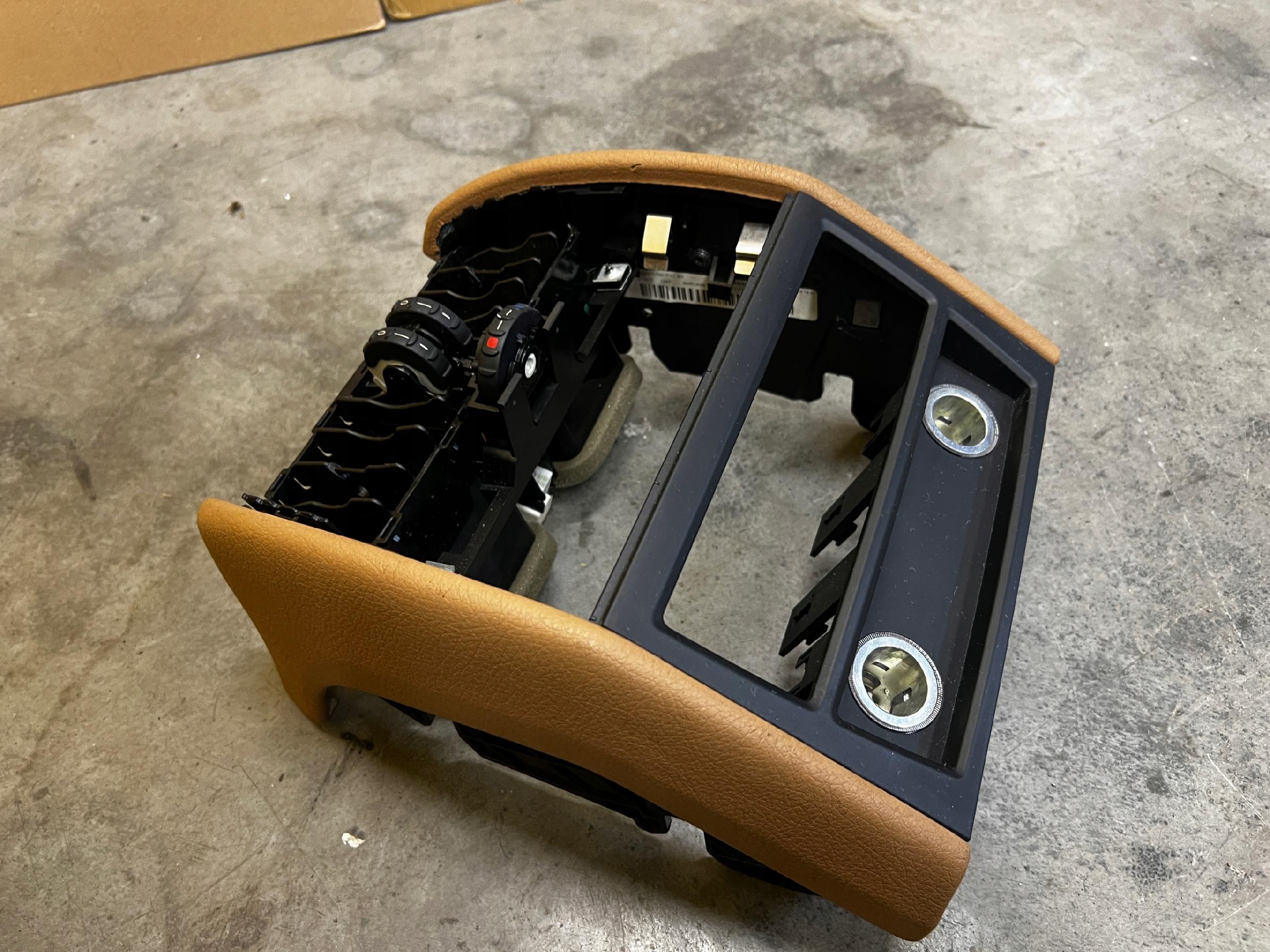 OSŁONA TUNELU ŚRODKOWEGO TYŁ KRATKA NAWIEWU BMW 7 F01 F02 EU