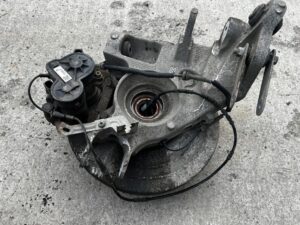 ZWROTNICA PIASTA ZACISK TYŁ PRAWY RANGE ROVER VELAR L560 2.0D