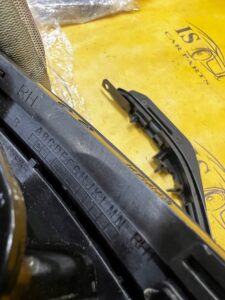 KOMPLET RĄCZKA UCHWYT MASKI POKRYWY SILNIKA PRAWY LEWY FORD BRONCO 21-