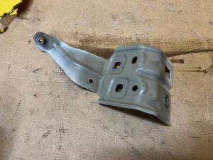 MOCOWANIE WSPORNIK BŁOTNIKA PRZÓD LEWY MERCEDES A A45 AMG W177 BIAŁA PERŁA