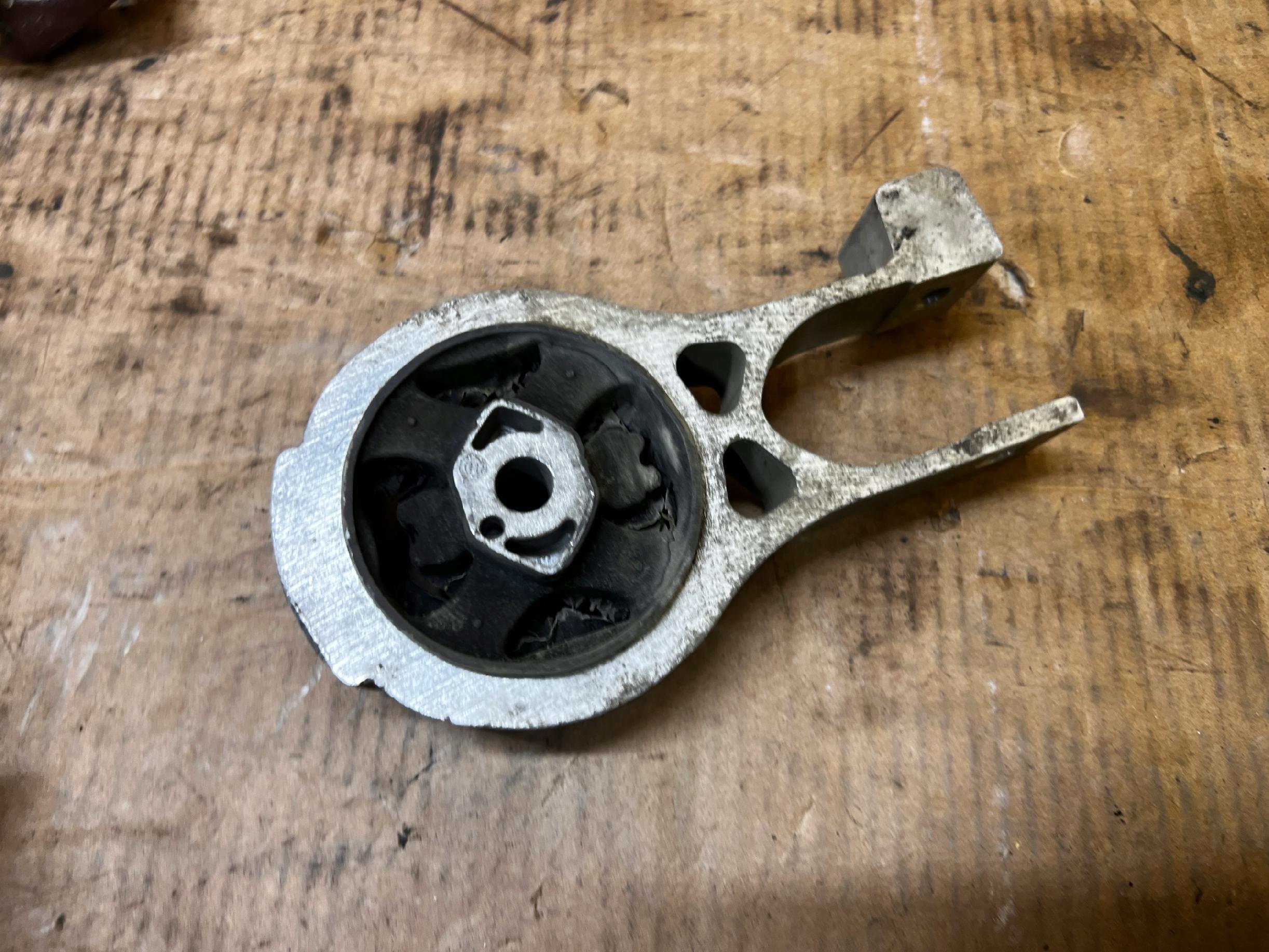 ŁAPA MOCOWANIE PODUSZKA SILNIKA PEUGEOT 508 I 2.0 HDI