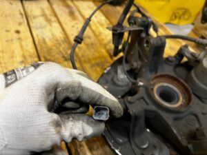 ZWROTNICA PIASTA TARCZA PRZÓD LEWY PEUGEOT 308 II T9 1.5 1.6 BLUE HDI