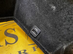 WNĘKA SCHOWEK KONSOLI DESKI PORT GNIAZDO USB BMW X5 E70 X6 E71 LHD