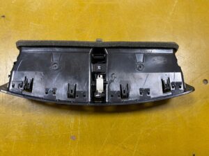 ŚRODKOWA KRATKA NAWIEWU FORD KUGA MK2 AM51R01815A