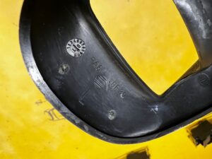 RAMKA OSŁONA KLAMKI WEWNĘTRZNEJ LEWA CHEVROLET CORVETTE C5 97-04