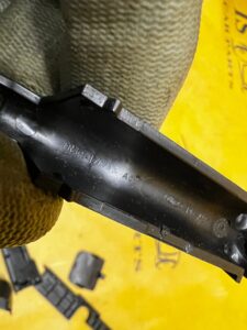 ZAŚLEPKA OSŁONA WIĄZKI LUSTERKA WEWNĘTRZNEGO FORD MUSTANG VI