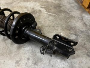 AMORTYZATOR PRZEDNI PRZÓD NISSAN LEAF I ZE0