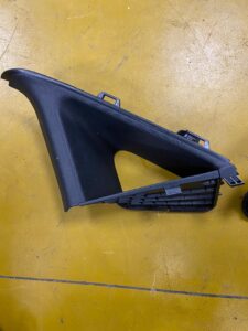 OSŁONA POSZYCIE SŁUPKA LEWY PRZÓD FORD FIESTA MK8