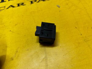 PRZEŁĄCZNIK PANEL KLAPY TYŁ BAGAŻNIKA RANGE ROVER VELAR L560