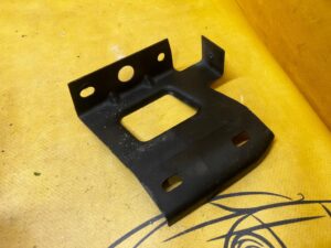 ŚLIZG MOCOWANIE WSPORNIK ZDERZAKA TYŁ LEWY CHEVROLET CORVETTE C5 97-04