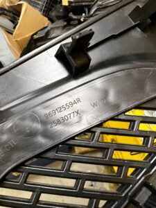 PRAWA OSŁONA TUNELU ŚRODKOWEGO RENAULT CLIO V HB