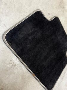 DYWANIK WELUROWY WYCIERACZKA TYŁ LEWY ORYGINALNY RENAULT KOLEOS