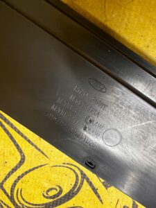 PLASTIK OSŁONA LISTWA DACHU PRAWA FORD BRONCO 21-