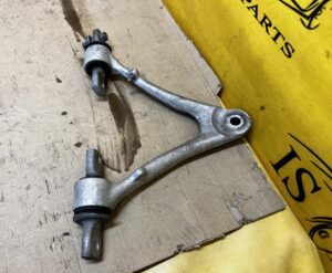 WAHACZ PRZÓD PRZEDNI PRAWY GÓRNY CHEVROLET CORVETTE C5 97-04