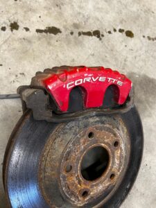 KOMPLET TARCZE HAMULCE ZACISKI PRZÓD CHEVROLET CORVETTE C5 97-04