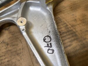 NOWY WAHACZ TYLNY TYŁ LEWY INFINITI Q70