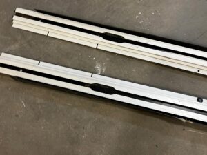 KOMPLET SZYNY PROWADNICE PODŁOGI BAGAŻNIKA PEUGEOT 508 I KOMBI SW