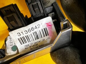 LISTWA DEKOR KONSOLI DESKI SZCZOTKOWANE ALUMINIUM LEWY VOLVO XC90 II