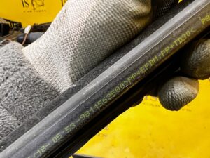 LISTWA ZGARNIAJĄCA SZYBY TYŁ LEWY PEUGEOT 3008 II