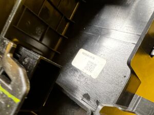 SCHOWEK PÓŁKA TUNELU KONSOLI PRZÓD GNIAZDO ZAPALNICZKI DACIA JOGGER